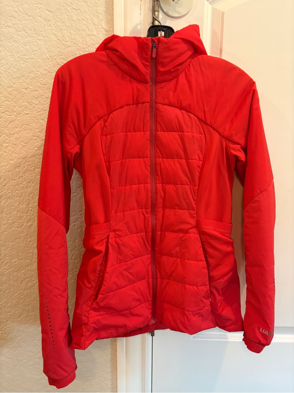 Lululemon Women’s Red detachable Hooded Lightweight Puffer Jacket